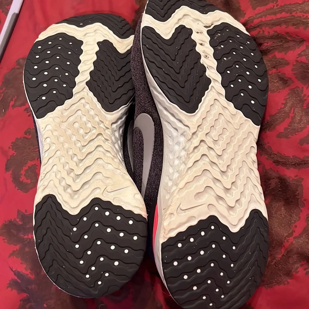 Ladies Nike Shoes Like new Size 8.5